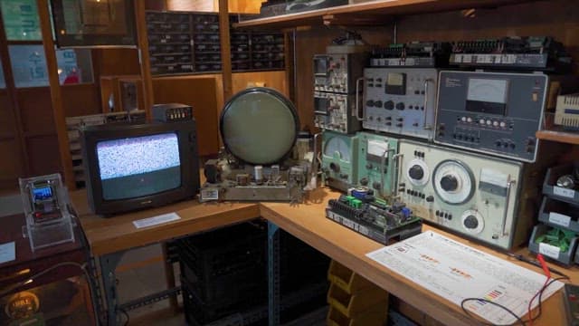 다양한 전자 기기가 있는 작업실
