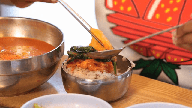 밥 위에 열무김치를 올리는 장면