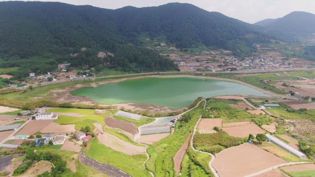 농장과 호수가 있는 경치