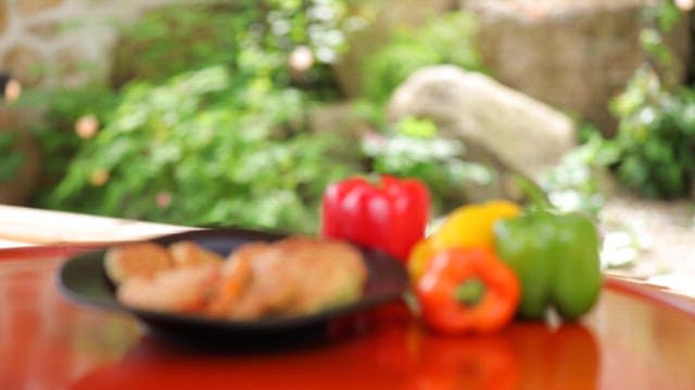 다양한 색상의 파프리카와 함께 플레이팅된 육전 한 접시