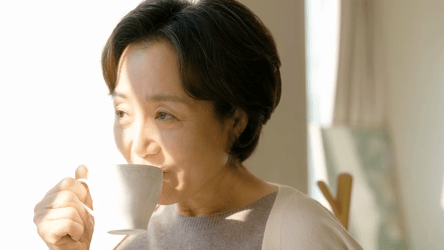 실내에서 커피를 즐기는 여성