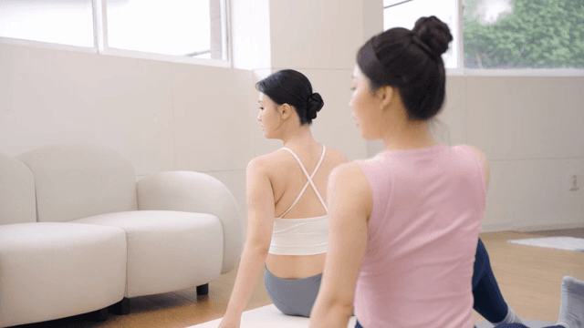 실내에서 요가를 하는 두 여성