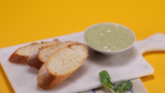 보드 위에 녹색 시금치 디핑소스와 빵 조각