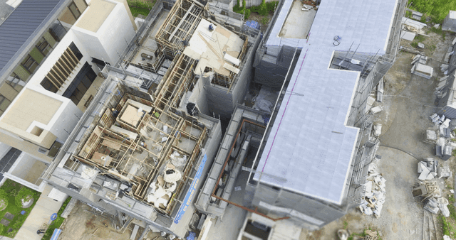 작업자와 자재가 있는 건설 현장