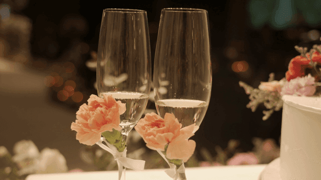 축하 행사에서 꽃이 장식된 샴페인 잔