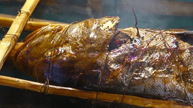 불 위에서 구워지는 무명갈전갱이