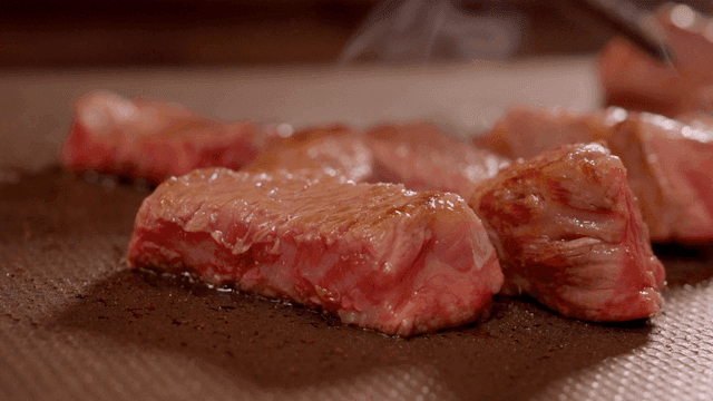 뜨거운 그릴에서 지글거리는 육즙 가득한 스테이크