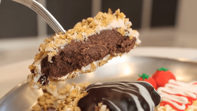 완성된 돈까스 모양 케이크의 단면