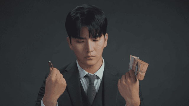 Man comparing Bitcoin and cash