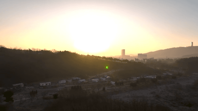 해안 풍경 위로 지는 해