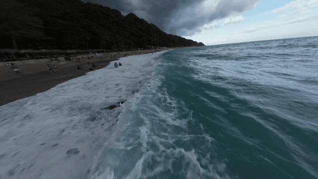 사람들로 붐비는 해변에 파도