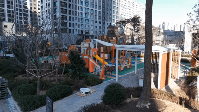 놀이터가 있는 현대적인 아파트 단지