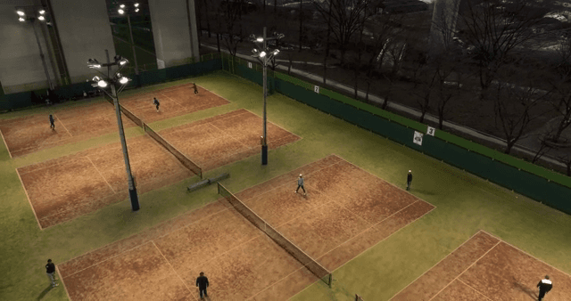 다리 아래의 테니스 코트에서 테니스를 치는 사람들