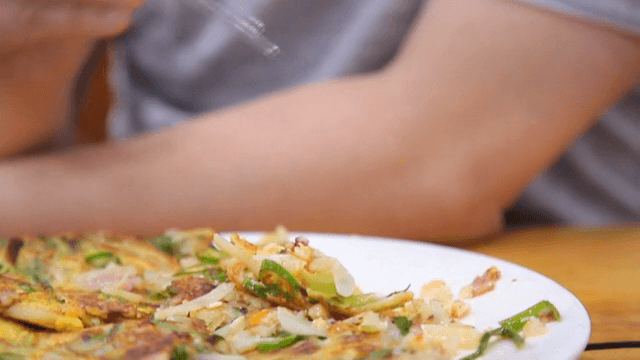 젓가락으로 집어드는 해물파전