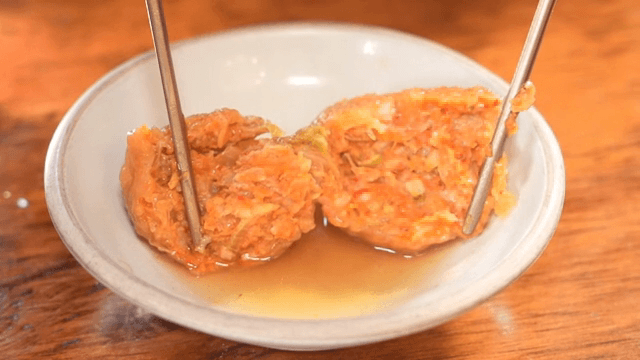 젓가락으로 가르는 김치만두