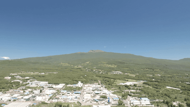 산과 마을이 있는 광활한 풍경