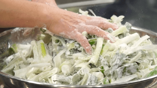 밀가루와 섞이는 파