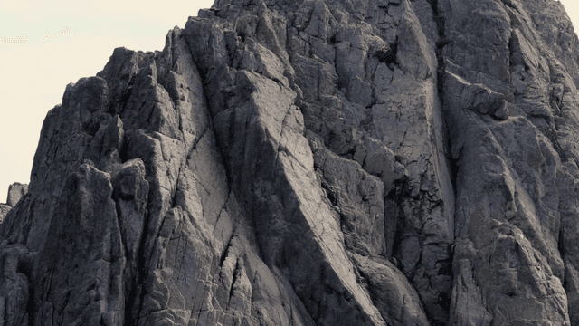 드문드문 초목이 있는 바위산