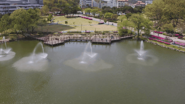 분수와 호수가 있는 공원