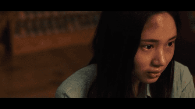 얼굴에 상처가 난 여성이 말을 하는 모습