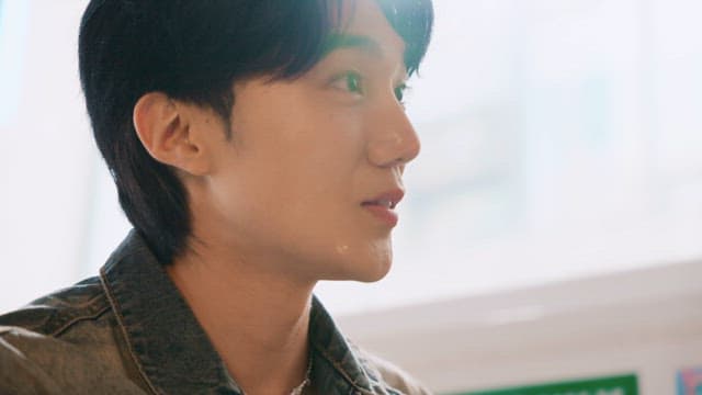 실내에서 식사를 즐기는 젊은 남성