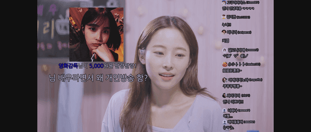 아늑한 방에서 라이브 방송하는 여성