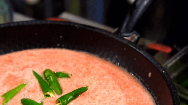 갈린 재료에 고추를 추가하는 손