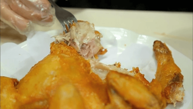 포크로 찍은 후라이드 통닭