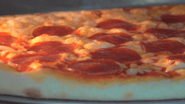 오븐에서 구워지는 페퍼로니 피자