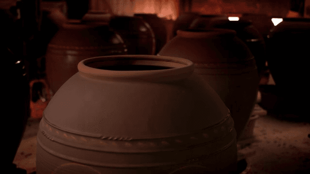 작업장에 있는 전통 한국 항아리