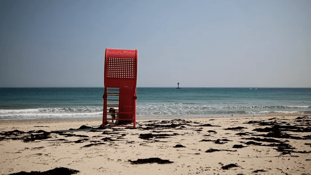 빨간 구조대 의자가 있는 조용한 해변