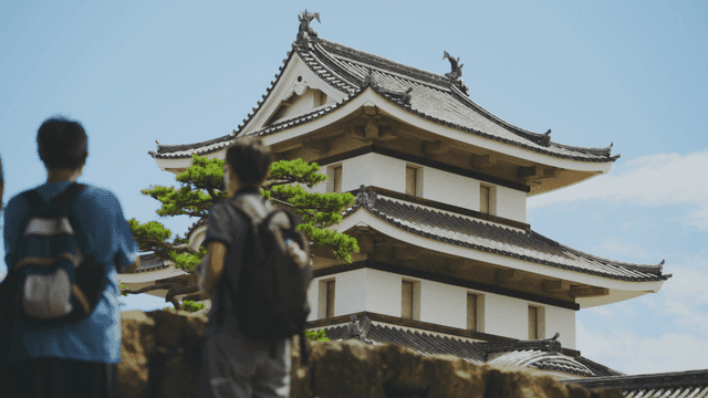 전통 성을 관람하는 관광객들