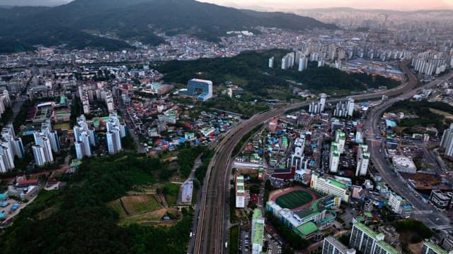 먼 산이 보이는 광활한 도시