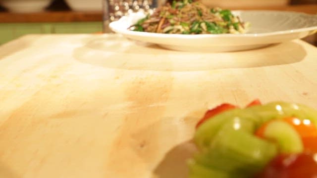 나무 도마 위에서 요리 재료로 쓰일 할라피뇨 썰기