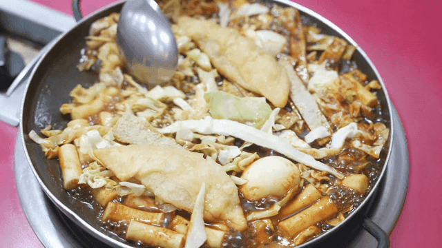 Instant tteokbokki with various ingredients
