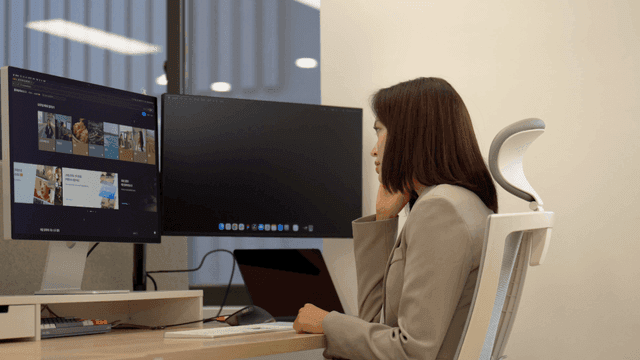 듀얼 모니터 앞 피곤해하는 사무직 여성 직원