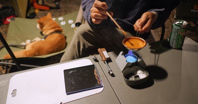 개와 함께 야외에서 밤에 달고나 만들기