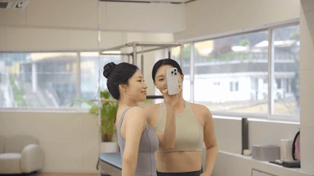 피트니스 스튜디오에서 셀카를 찍는 두 여성