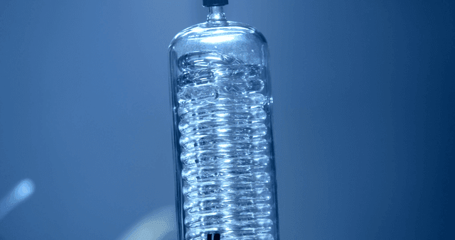 실험실 환경에 가득 채워지는 유리 코일