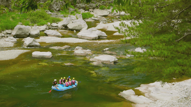 경치 좋은 강에서 래프팅하는 사람들