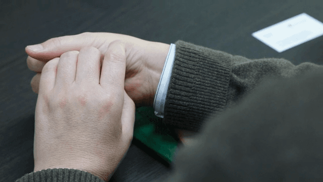 고민하는 듯한 테이블 위 손