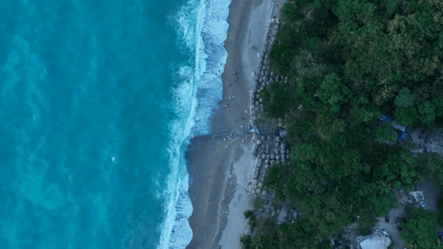 고요한 해변에 부딪히는 파도