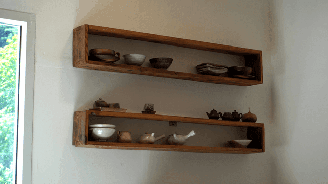 도자기와 찻주전자가 있는 나무 선반