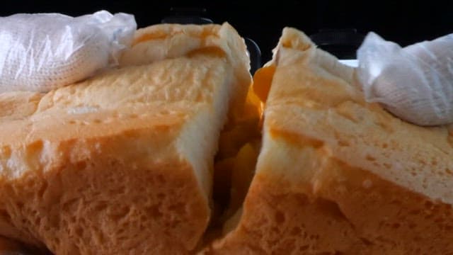 뜨겁고 달콤한 밤으로 채워진 빵