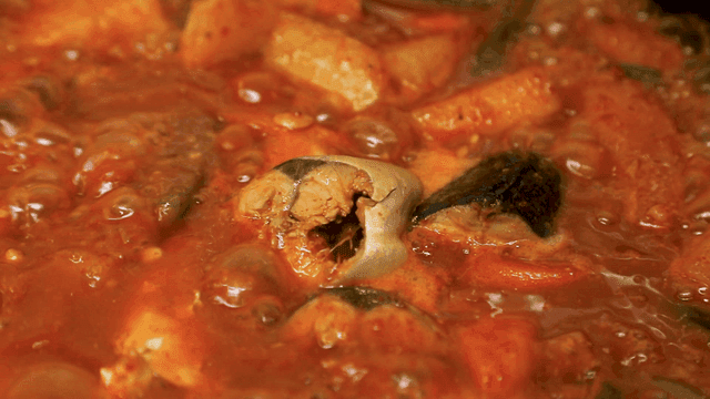 냄비에서 끓고 있는 고등어 조림