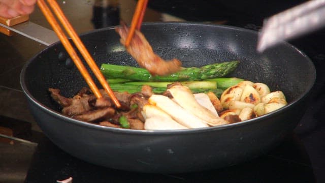 프라이팬에 플레이팅된 버섯, 갈매기살, 마늘