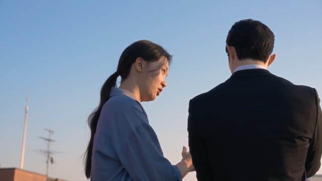 두 사람이 야외에서 대화하는 모습