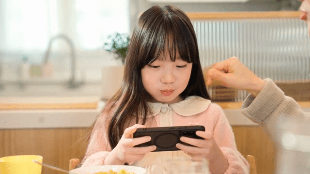 식사 중 스마트폰을 사용하는 아이