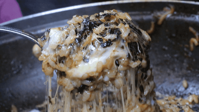 치즈가 들어간 볶음밥 한 숟가락