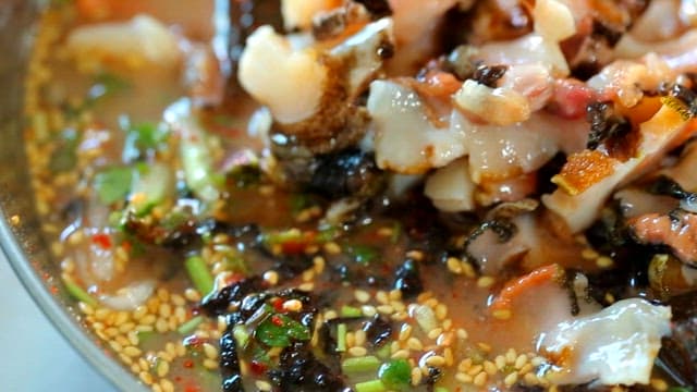 신선한 뿔소라 물회의 근접 촬영